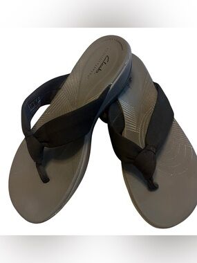 Women’s Clarks Cloudsteppers size 9 flip-flop sandals, black and gray